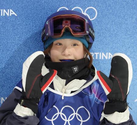 滑り終え手を降る清水さら＝リビーニョ・スノーパーク（撮影・吉澤敬太）