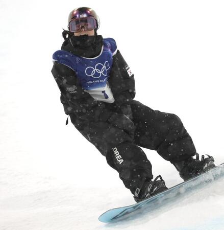 ３本目に会心の滑りを見せて喜ぶ韓国のチェ・ガオン＝リビーニョ・エアリアル・モーグルパーク（撮影・吉澤敬太）