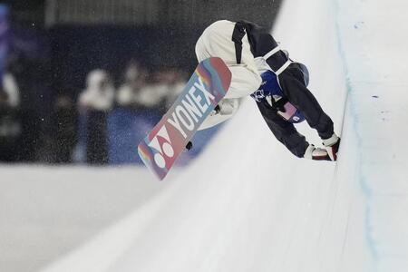 女子ハーフパイプ決勝　着地に失敗する清水さら＝リビーニョ（共同）
