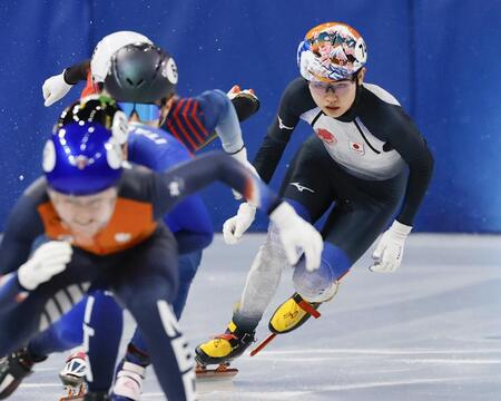 女子５００メートル準々決勝　滑走する金井莉佳＝ミラノ（共同）
