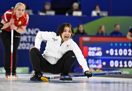 日本－デンマーク　第10エンド、指示を出す吉村＝コルティナダンペッツォ（共同）