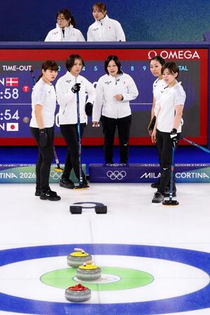 日本－デンマーク　第８エンド、タイムアウトで作戦を練る（左から）小谷、吉村、船山コーチ、近江谷、小野寺＝コルティナダンペッツォ（共同）