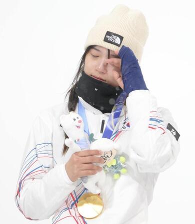 金を胸に涙する韓国の崔ガオン＝リビーニョ・スノーパーク（撮影・吉澤敬太）
