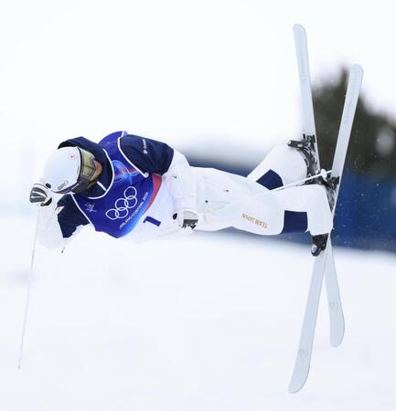 エアを決める堀島行真＝リビーニョ・エアリアル・モーグルパーク（撮影・吉澤敬太）