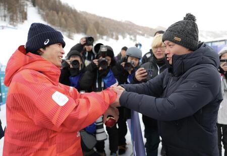 握手する堀島行真＝リビーニョ・エアリアル・モーグルパーク（撮影・吉澤敬太）