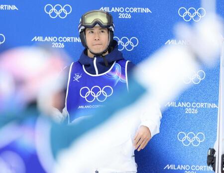 金メダルとなり、喜ぶ豪州選手を見つめる銅メダルの堀島行真＝リビーニョ・エアリアル・モーグルパーク（撮影・吉澤敬太）