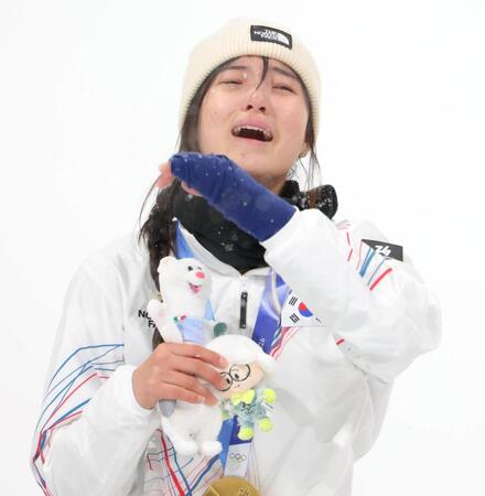 金メダルを獲得し、表彰台で涙する韓国のチェ・ガオン＝リビーニョ・スノーパーク（撮影・吉澤敬太）