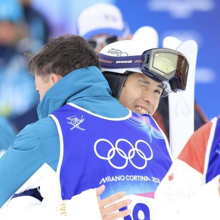 銅メダルとなり、金メダルの豪州選手と抱き合う堀島行真＝リビーニョ・エアリアル・モーグルパーク（撮影・吉澤敬太）