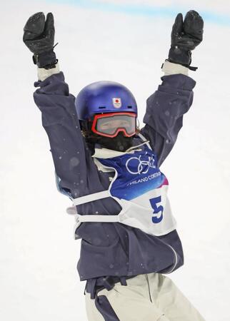 　エアトリックを決め、喜ぶ小野光希（撮影・吉澤敬太）