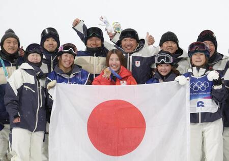 銅メダルの小野光希（中央）を祝福する日本チーム＝リビーニョ・エアリアル・モーグルパーク（撮影・吉澤敬太）