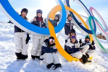 　スロープスタイルの練習を終え、写真に納まる（右上から）木村葵来と村瀬心椛ら＝リビーニョ（共同）