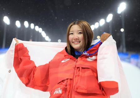 　銅メダルを手に笑顔を見せる小野光希（撮影・吉澤敬太）