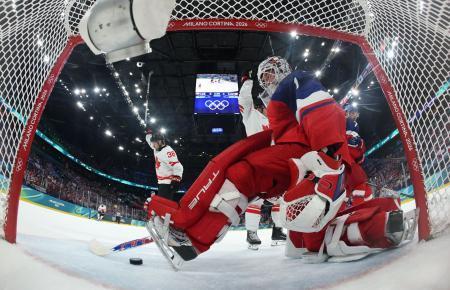 　アイスホッケー男子１次リーグ、チェコ戦でゴールを決めるカナダのニック・スズキ（中央左奥）＝１２日、ミラノ（ロイター＝共同）