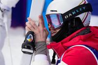 男子モーグル決勝２回目を終え、クーパー・ウッズの得点発表を待つミカエル・キングズベリー＝リビーニョ（共同）