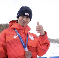 銅メダルを胸に笑顔を見せる堀島行真＝リビーニョ・エアリアル・モーグルパーク（撮影・吉澤敬太）