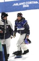 練習中、腰を抑えて顔しかめ、コースから出る＝リビーニョ・スノーパーク（撮影・吉澤敬太）