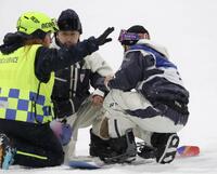 練習中、腰を抑えて、コーチ、スタッフと話し合う冨田せな＝リビーニョ・スノーパーク（撮影・吉澤敬太）