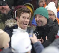 笑顔でインタビューに答えるショーン・ホワイト氏（左）＝リビーニョ・スノーパーク（撮影・吉澤敬太）