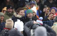 笑顔でインタビューに答えるショーン・ホワイト氏（中央左）リビーニョ・スノーパーク（撮影・吉澤敬太）