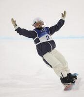 エアトリックを決め喜ぶ冨田せな＝リビーニョ・スノーパーク（撮影・吉澤敬太）