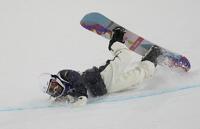 子ハーフパイプ決勝　着地でバランスを崩した冨田せな＝リビーニョ（共同）