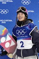 女子ハーフパイプ決勝の２回目を終えて笑顔を見せる冨田せな＝リビーニョ（共同）