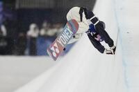 女子ハーフパイプ決勝　着地に失敗する清水さら＝リビーニョ（共同）