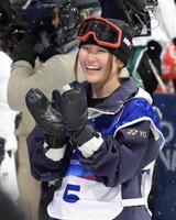 喜ぶ小野光希＝リビーニョ・スノーパーク（撮影・吉澤敬太）