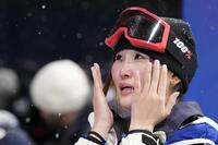 女子ハーフパイプの競技を終え、涙を流す小野光希。銅メダルを獲得した＝リビーニョ（共同）