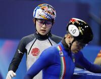 女子５００メートル準々決勝　レースを終え、引き揚げる金井莉佳＝ミラノ（共同）