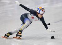 女子５００メートル準々決勝　滑走する金井莉佳＝ミラノ（共同）(1)