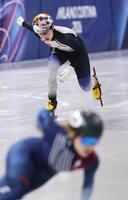 女子５００メートル準々決勝　滑走する金井莉佳＝ミラノ（共同）