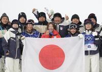 銅メダルの小野光希（中央）を祝福する日本チーム＝リビーニョ・エアリアル・モーグルパーク（撮影・吉澤敬太）