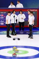 日本－デンマーク　第８エンド、タイムアウトで作戦を練る（左から）小谷、吉村、船山コーチ、近江谷、小野寺＝コルティナダンペッツォ（共同）