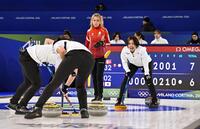 日本－デンマーク　第10エンド、指示を出す吉村（右）＝コルティナダンペッツォ（共同）