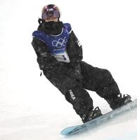 ３本目に会心の滑りを見せて喜ぶ韓国の崔ガオン＝リビーニョ・エアリアル・モーグルパーク（撮影・吉澤敬太）