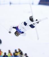 エアを決める堀島行真＝リビーニョ・エアリアル・モーグルパーク（撮影・吉澤敬太）