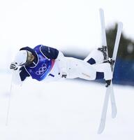 エアを決める堀島行真＝リビーニョ・エアリアル・モーグルパーク（撮影・吉澤敬太）