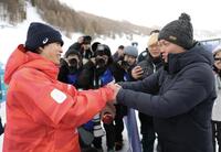 握手する堀島行真＝リビーニョ・エアリアル・モーグルパーク（撮影・吉澤敬太）