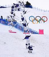 男子モーグル決勝２回目で第２エアを決める堀島行真の連続合成写真（左から右へ）＝リビーニョ（共同）