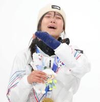 金メダルを獲得し、表彰台で涙する韓国のチェ・ガオン＝リビーニョ・スノーパーク（撮影・吉澤敬太）