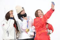 笑顔で自撮りする（右から）銅メダルの小野光希、金メダルの韓国のチェ・ガオン、銀メダルの米国のＣ・キム＝リビーニョ・スノーパーク（撮影・吉澤敬太）