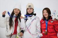 女子ハーフパイプで金メダルを獲得した崔ガオン。左は銀メダルのクロイ・キム、右は銅メダルの小野光希＝リビーニョ（共同）