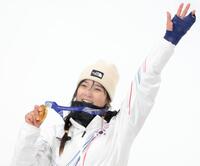 金メダルを獲得し、テーピングした手を振り笑顔の韓国のチェ・ガオン＝リビーニョ・スノーパーク（撮影・吉澤敬太）