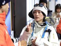 堀島行真（左）と試合を振り返る上村愛子さん＝リビーニョ・エアリアル・モーグルパーク（撮影・吉澤敬太）