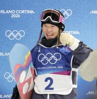 喜ぶ冨田せな＝リビーニョ・スノーパーク（撮影・吉澤敬太）