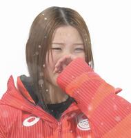 表彰式で涙ぐむ小野光希＝リビーニョ・エアリアル・モーグルパーク（撮影・吉澤敬太）