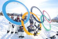 （前列左から）岩渕麗楽、荻原大翔、長谷川帝勝、木俣椋真、（後列同）鈴木萌々、深田茉莉、村瀬心椛、木村葵来のスノボードスロープスタイル日本チーム（撮影・吉澤敬太）