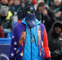 　ド派手な衣装で女子スノーボードハーフパイプ決勝を観戦するスヌープ・ドッグ（撮影・吉澤敬太）