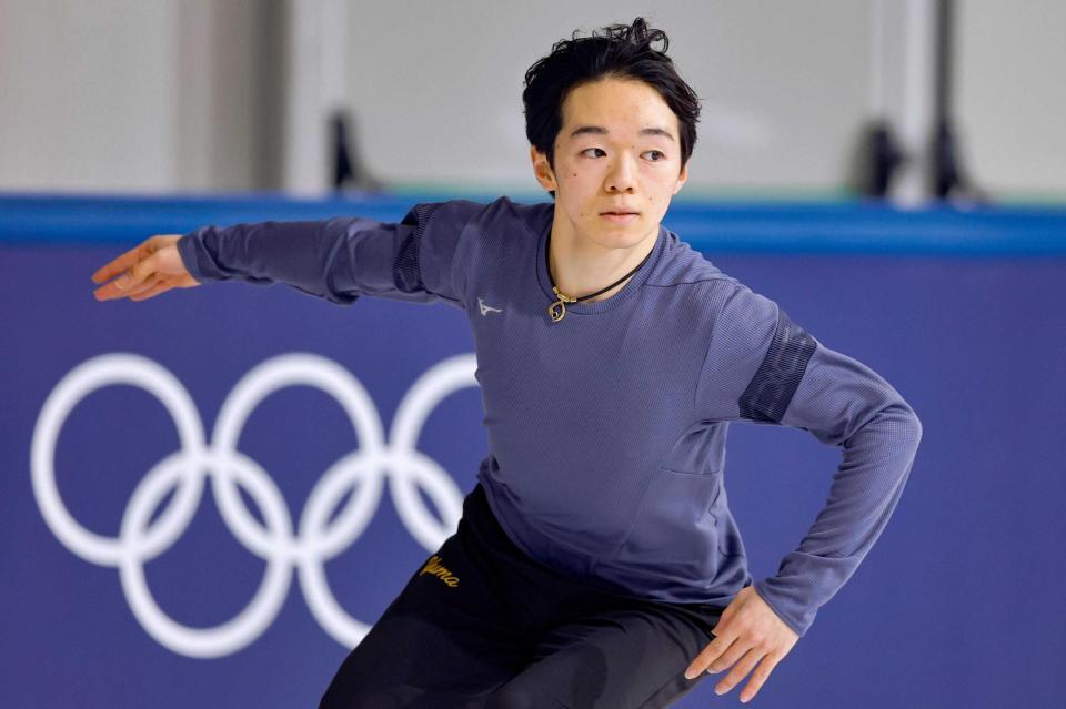 　公式練習で調整する鍵山優真（共同）